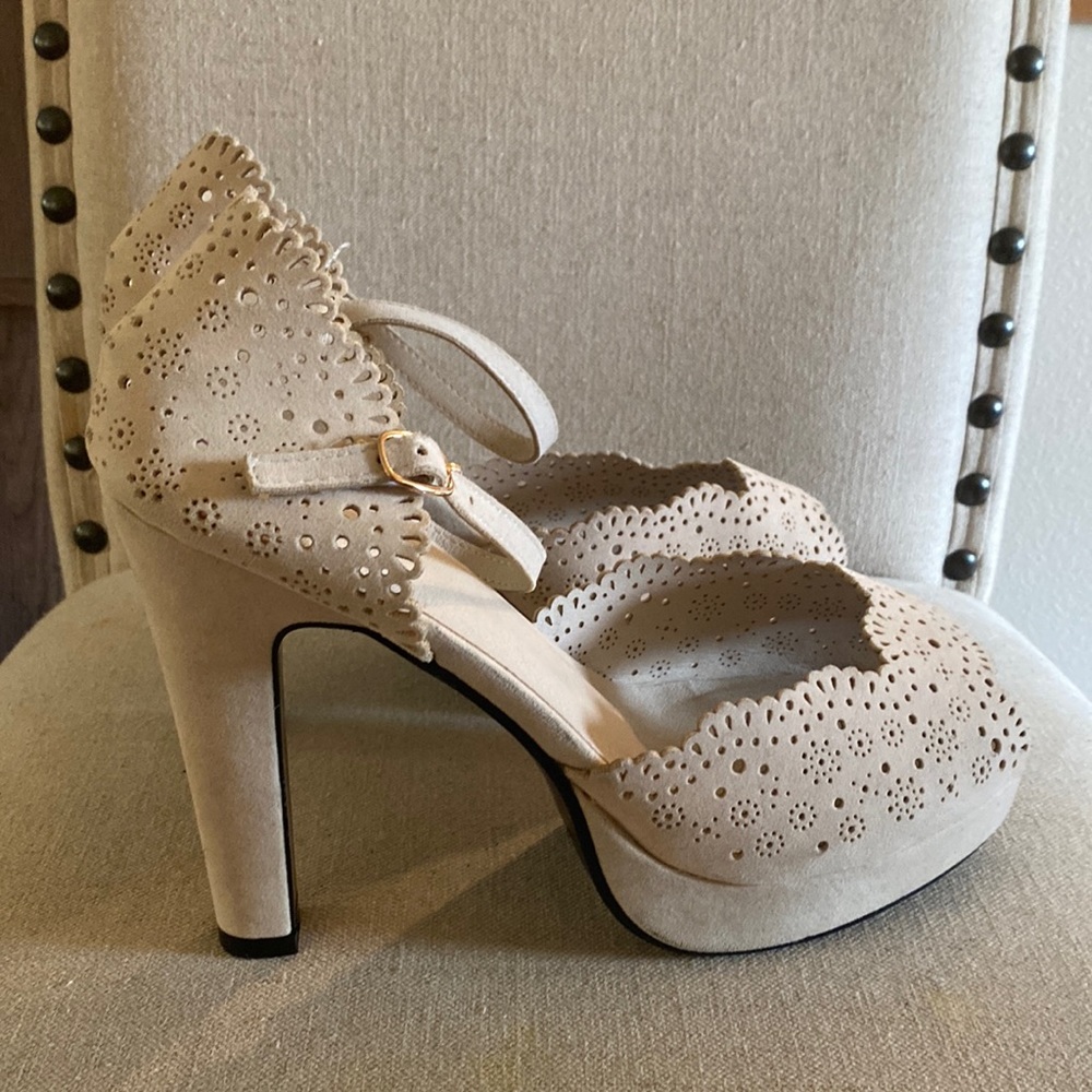Torrid Laser Cut Peep Toe High Heels Pumps Cream Size 11